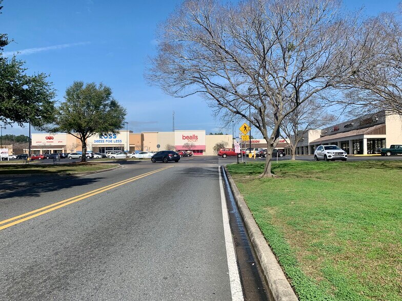 More Photos Of 4220-4330 W Tennessee St, Tallahassee General Retail For Lease