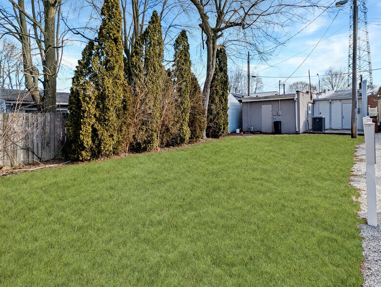 More Photos Of 57 N Plank St, Rossville Office For Sale