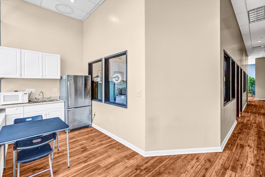 More Photos Of 863-885 N Douglas St, El Segundo Office For Sale