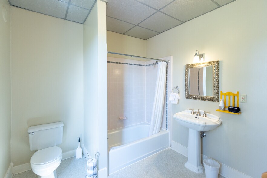 More Photos Of 40 SE Heimrich St, Dufur Hotel For Sale