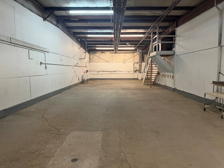 More Photos Of 3305 S 66th Avenue Cir, Omaha Warehouse For Lease