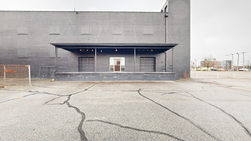 More Photos Of 208 N Elm St, High Point Showroom For Lease