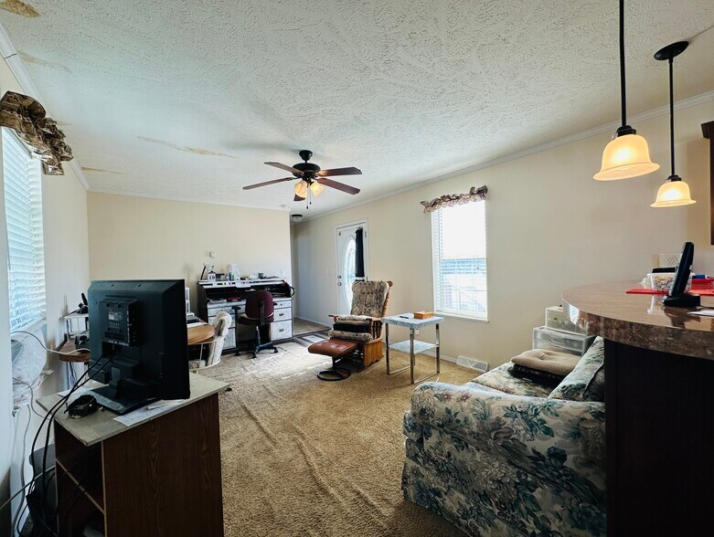 More Photos Of 67 Tweed Ln, Lander Self Storage For Sale