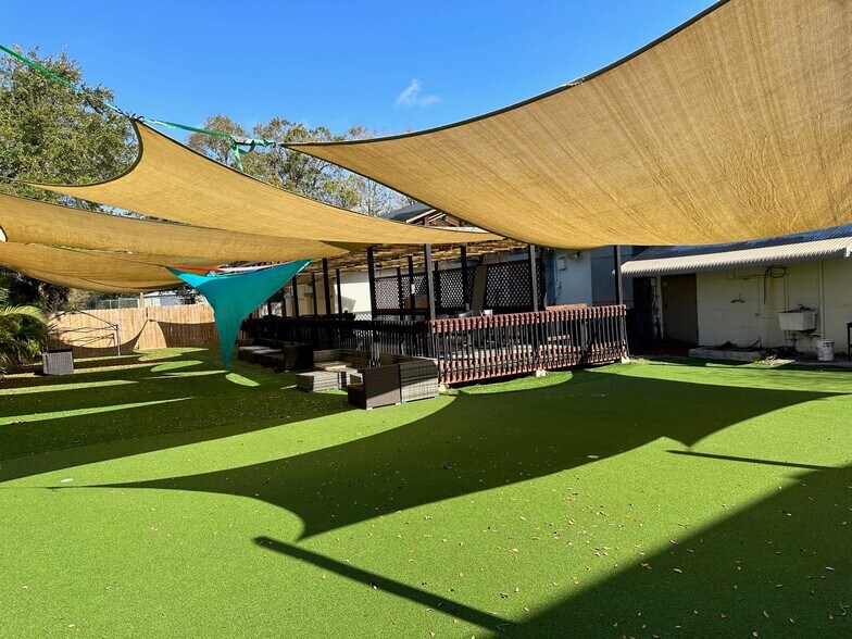 More Photos Of 8804 66th St N, Pinellas Park Bar For Lease