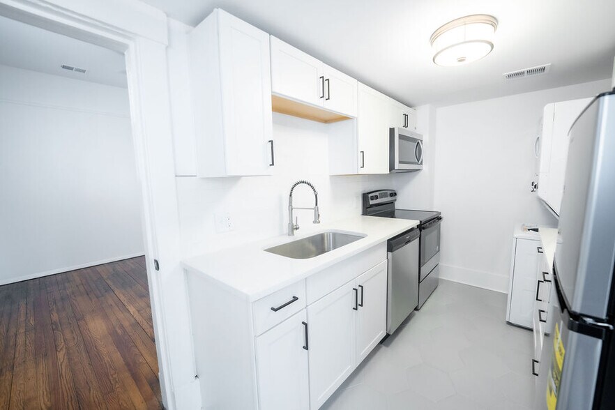 More Photos Of 306 E Victory Dr, Savannah Apartments For Sale