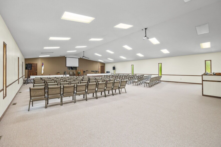 More Photos Of 832 Allardt Hwy, Jamestown Showroom For Sale