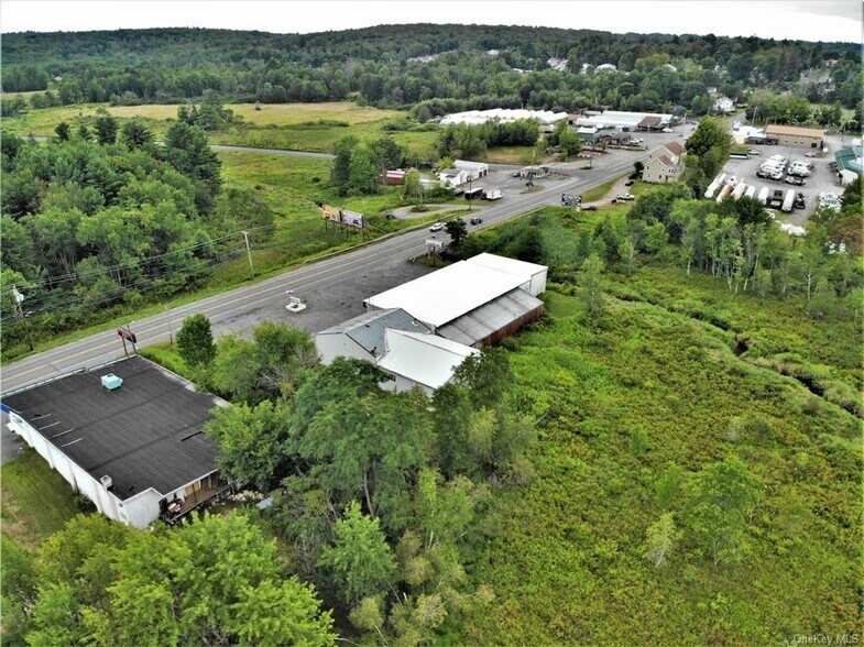 More Photos Of 186 E Broadway, Monticello Service For Sale