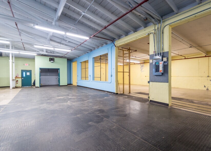More Photos Of 25 Summer Ave, Waltham Manufacturing For Lease