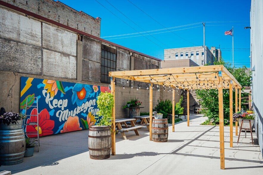 More Photos Of 794 Pine St, Muskegon General Retail For Sale