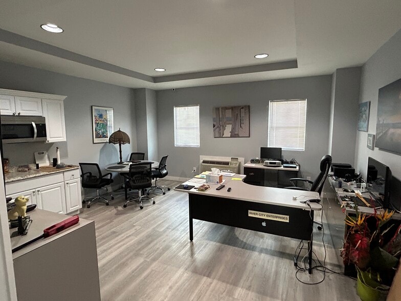 More Photos Of 1402 S 15th St, Louisville Light Distribution For Sale