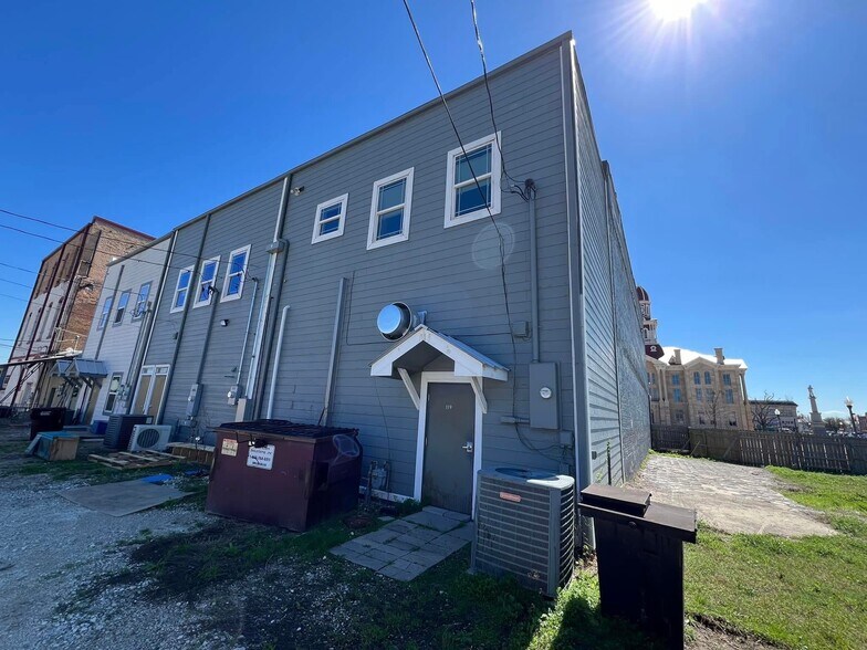 More Photos Of 119 E 5th St, Bonham Restaurant For Sale