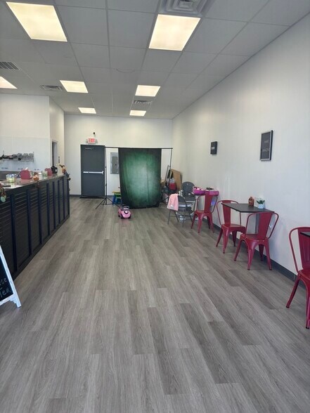 More Photos Of 710 E Sublett Rd, Arlington Unknown For Lease