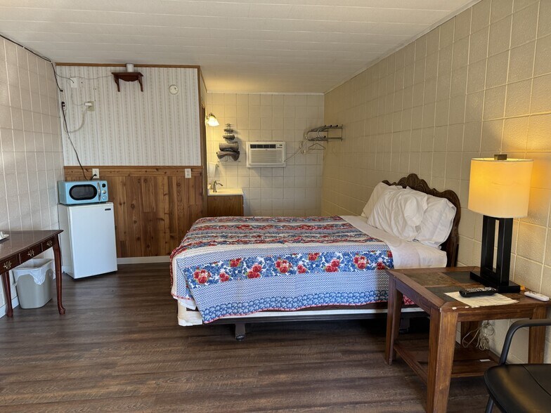 More Photos Of 645 W Lafayette St, Rushville Hotel For Sale