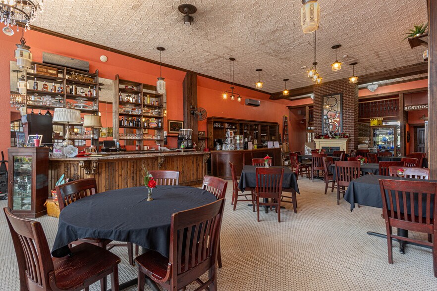 More Photos Of 115 E Commerce St, Mineola Hotel For Sale