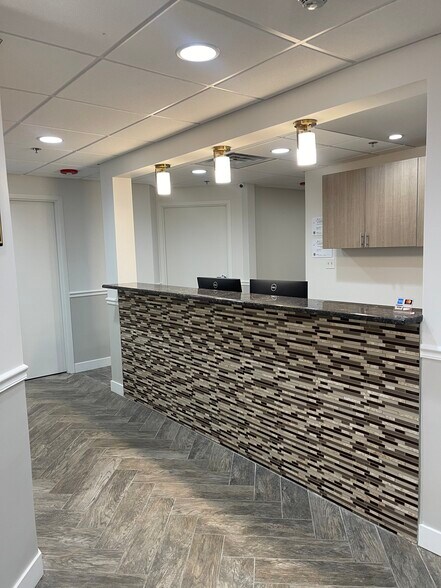 More Photos Of 114 W Rockland Rd, Libertyville Office For Lease