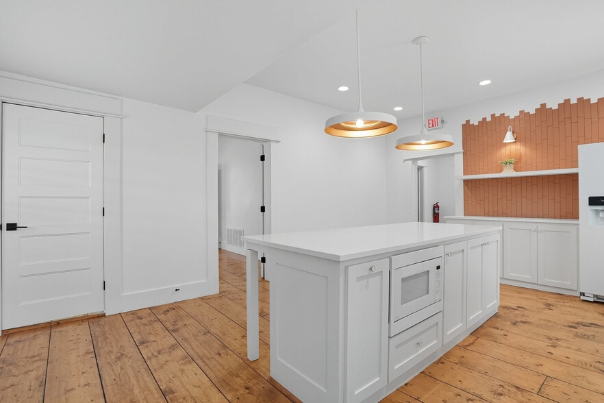 More Photos Of 924 S Main St, Broken Arrow Showroom For Sale