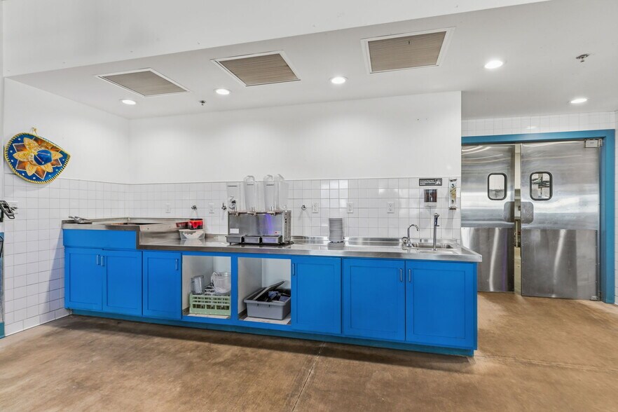 More Photos Of 3302 Shaver St, Pasadena Restaurant For Lease