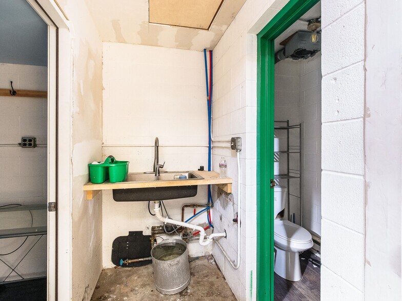 More Photos Of 414 N Chestnut Ave, Green Bay Specialty For Sale