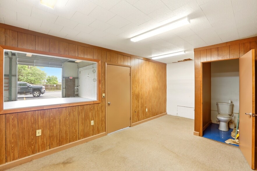 More Photos Of 1056 NE Pine Island Rd, Cape Coral Showroom For Lease