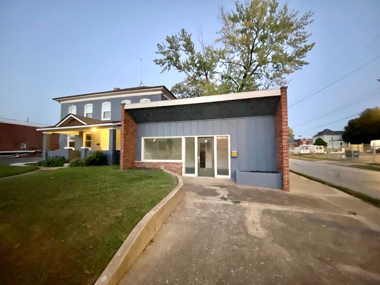 More Photos Of 302 N High St, Belleville Freestanding For Sale