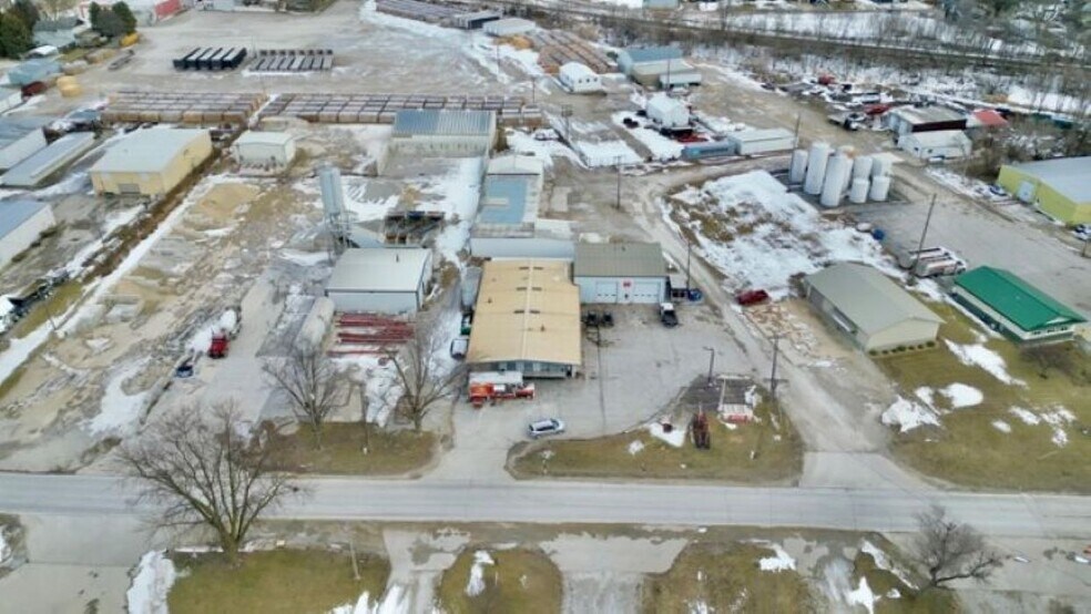 More Photos Of 1304 N Division St, Pontiac Flex For Sale