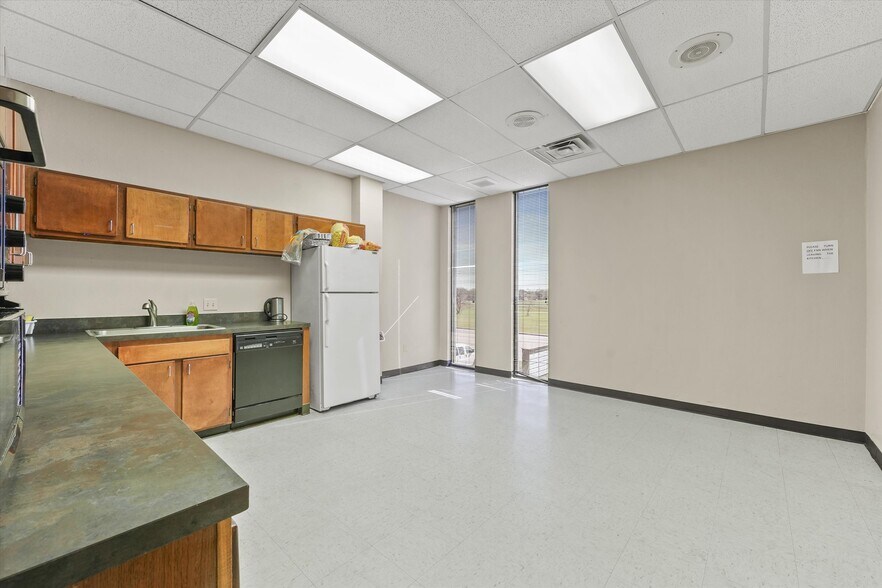 More Photos Of 2000 25th Ave N, Texas City Office For Lease