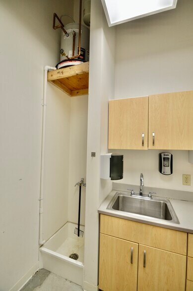 More Photos Of 749 23rd Ave E, West Fargo Freestanding For Lease