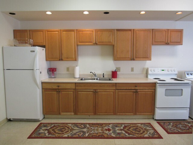 More Photos Of 301 S 7th St, Quincy Light Distribution For Sale