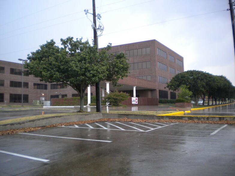 More Photos Of 600 E Taylor St, Sherman Office For Lease