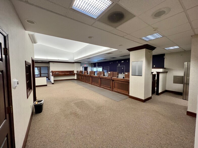 More Photos Of 565 Baltimore Pike, Avondale Bank For Lease