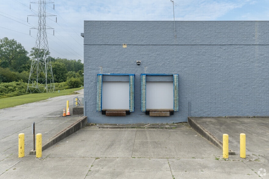More Photos Of 3643-3749 Commercial Dr, Indianapolis Unknown For Lease