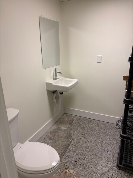 More Photos Of 19-23 N Blvd Of Presidents, Sarasota Storefront For Lease