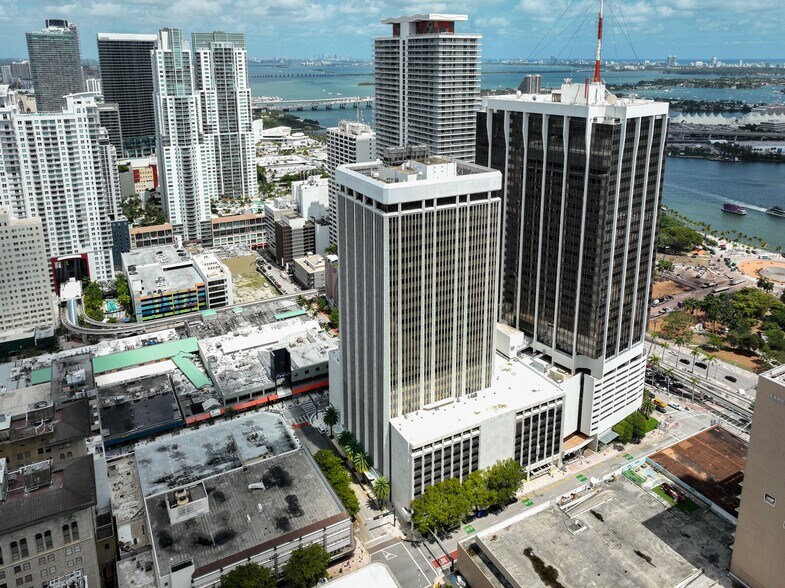 More Photos Of 1 SE 3rd Ave, Miami Office For Lease