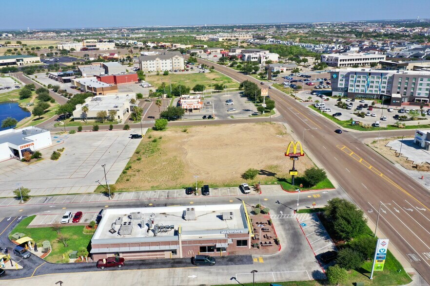 More Photos Of 2511 Jacaman, Laredo Storefront For Lease