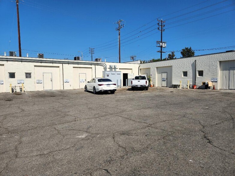 More Photos Of 6154-6160 Lemona Ave, Van Nuys Warehouse For Lease