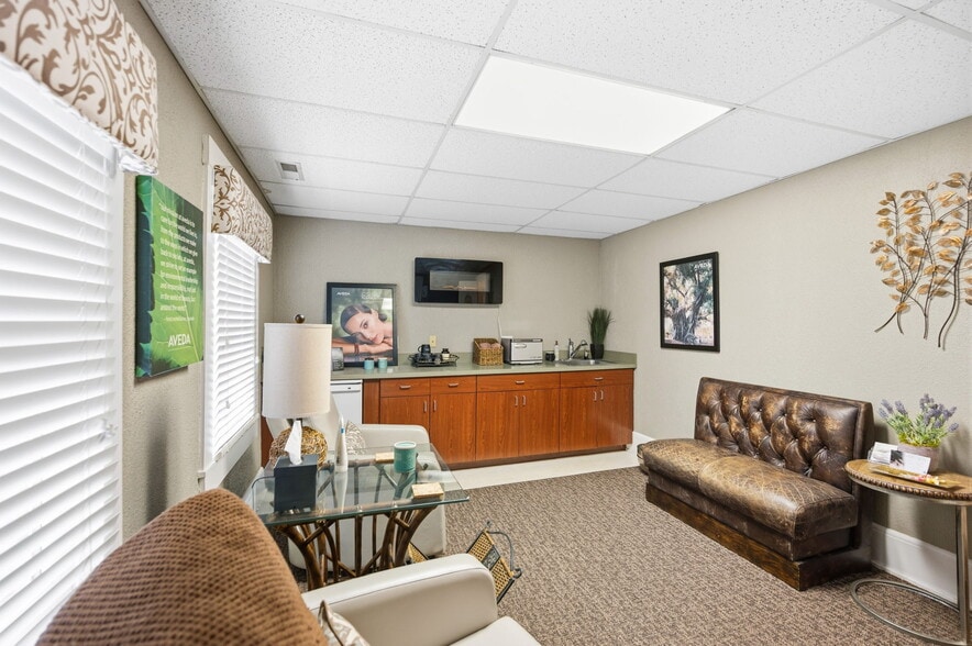 More Photos Of 8862 Cincinnati Dayton Rd, West Chester Office For Sale