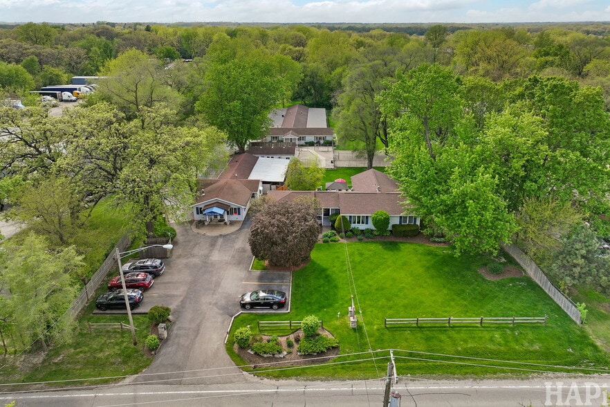 Primary Photo Of 4403 S Roberts Rd, Island Lake Veterinarian Kennel For Sale