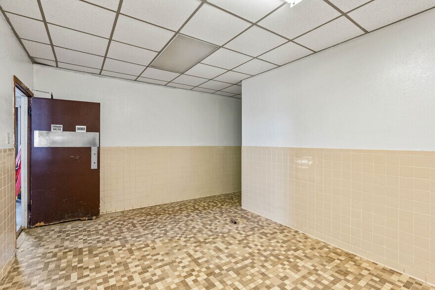 More Photos Of 3806 E Rio Grande St, Victoria Warehouse For Sale