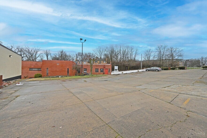 More Photos Of 910 Barry Ln, Cincinnati Medical For Lease