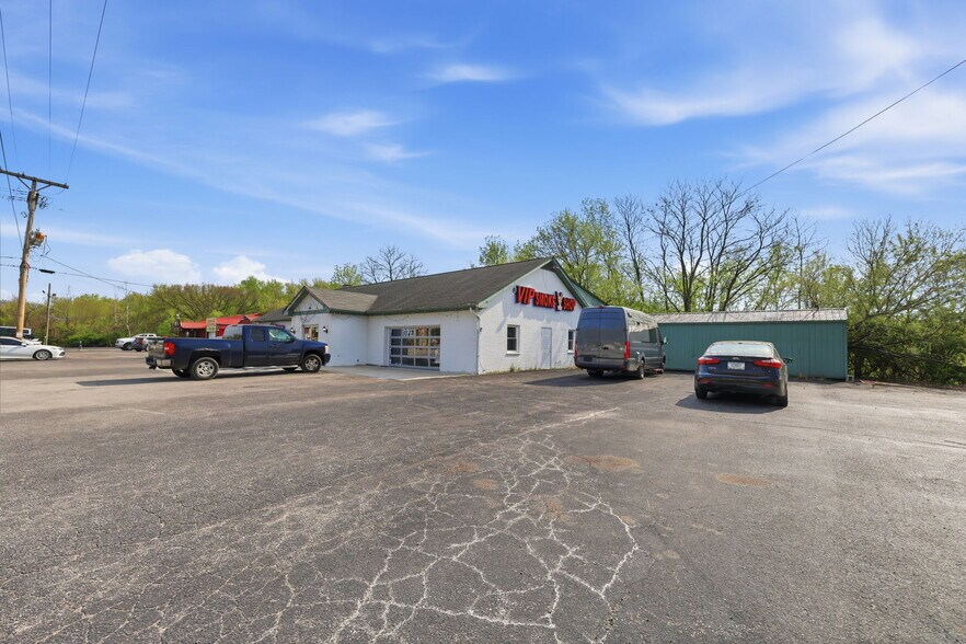 More Photos Of 619 Green Blvd, Aurora Freestanding For Sale