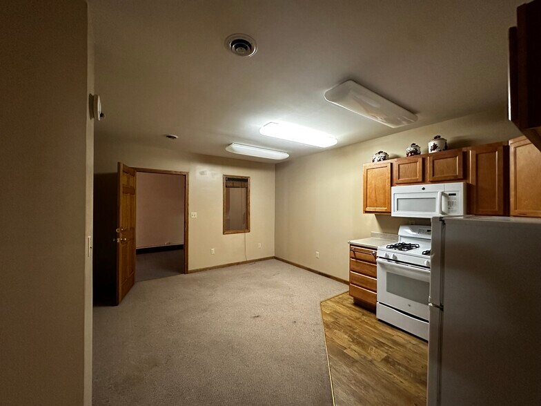 More Photos Of 111 N Market St, Winamac Showroom For Sale