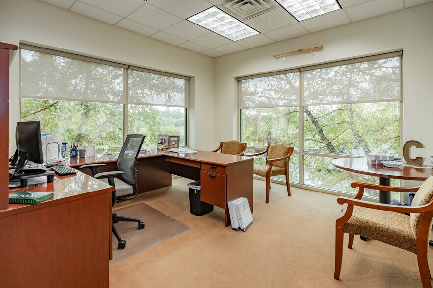 More Photos Of 2301 River Rd, Louisville Office For Lease