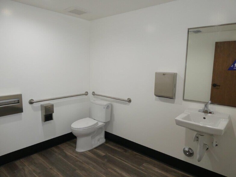 More Photos Of 6000 San Fernando Rd, Glendale Warehouse For Lease