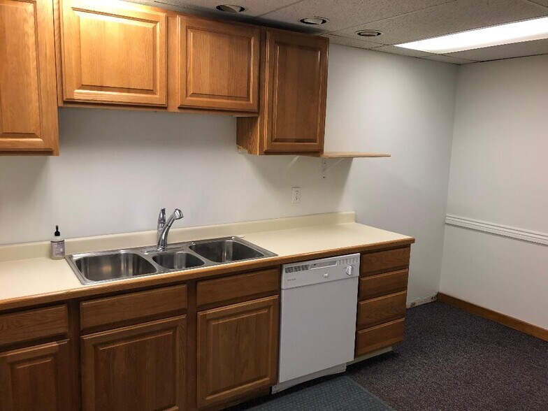 More Photos Of 502 Main St, Carbondale General Retail For Lease