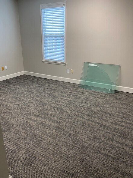 More Photos Of 690 Village Trce NE, Marietta Office For Lease