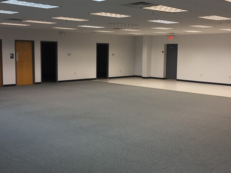 More Photos Of 604-620 Phillips Dr, Dayton Showroom For Lease