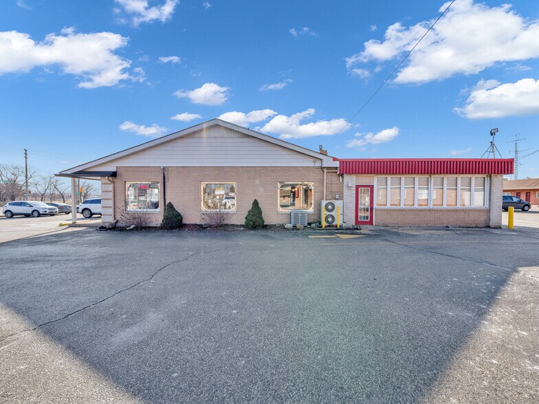 More Photos Of 2889 Howard Av, Windsor Hotel For Sale