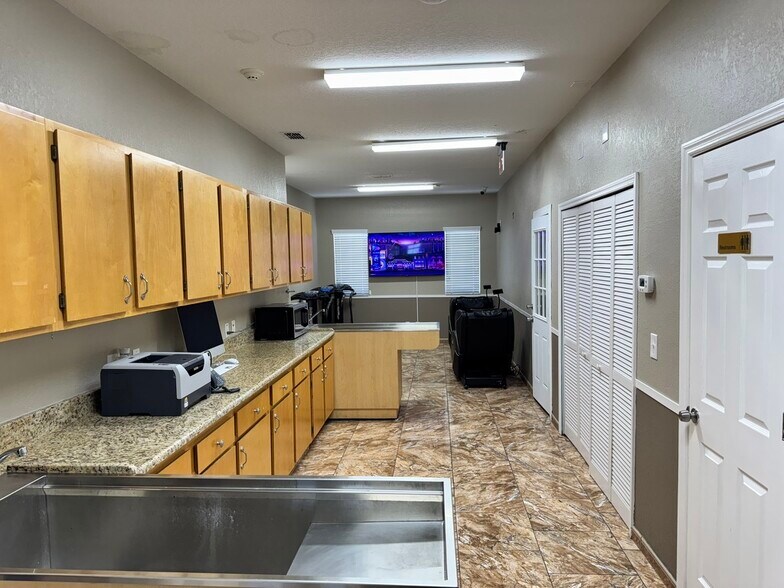 More Photos Of 5633 Metrowest Blvd, Orlando Veterinarian Kennel For Lease
