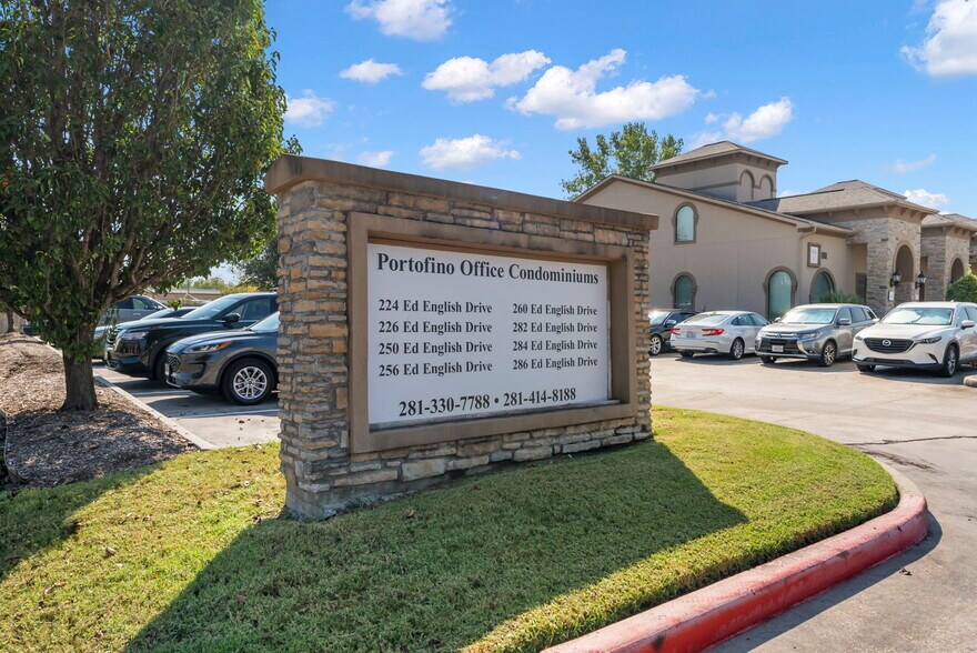 More Photos Of 256 Ed English Dr, Shenandoah Medical For Sale