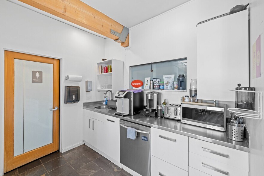 More Photos Of 513 Boccaccio Ave, Venice Office For Lease